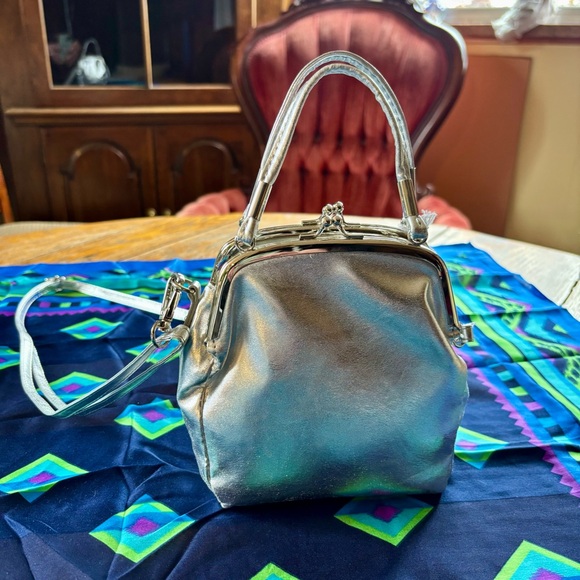 🩶 UO Silver Vegan Leather Crossbody Mini Purse w/ Kiss Lock Snap Closure NWT 🩶 - Picture 4 of 12